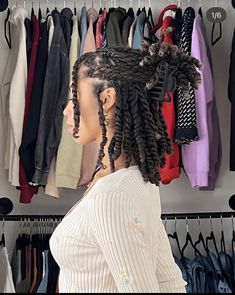 Venus Marquez, Mini Twists Natural Hair, Cabello Afro Natural, Natural Hair Bun Styles, Quick Natural Hair Styles, Cute Curly Hairstyles, Natural Hair Twists, Pelo Afro, Protective Hairstyles Braids