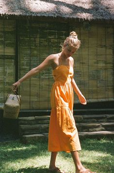 Bright orange tiered midi dress Orange Linen Dress Outfit, Yellow Dress Summer Casual, Orange Linen Dress, Funky Formal, Casual Sun Dress, Orange Summer Dress, Statement Heels, Chic Flats, Slim Tie