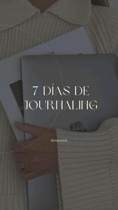 a person holding a laptop with the words 7 dias de journaling on it