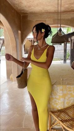 yellow dress Dinner Vacation Outfit, Mode Crochet, Vacay Outfits, Foto Poses, Brunch Outfit, Basic Outfits, Vacation Outfits, Chic Dress