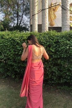 Pink Saree For Farewell, Saree Picture Ideas, Pink Saree Aesthetic, Pink Saree Look, Blouse Designs Wedding, Poses In Saree, Farewell Pictures, Saree Sabyasachi, Pics In Saree