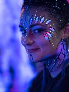 Festival Face Painting, Neon Face Paint Ideas Festival, Neon Festival Face Paint, Blacklight Makeup, Neon Facepainting, Rave Face Paint, Uv Makeup Ideas Black Lights, Neon Uv Makeup