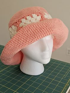 A crochet granny square bucket hat on a manequinn. Crochet A Bucket Hat, Crochet Sun Hat Pattern, Easy Crochet Bucket Hat, Crochet Bucket Hat Pattern, Sun Hat Pattern, Crochet Sun, Square Crochet Pattern, Bucket Hat Pattern