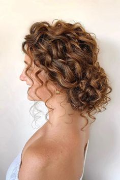 Tão simples, mas impecável! Se dependesse de mim, faria este maravilhoso look em todas as noivas, porque este penteado com caracóis fica bem a toda a gente. // Crédito da foto: instagram @oupdodarling Dark Curly Bridal Hair, Prom Hairstyles Naturally Curly, Naturally Curly Bridal Hair Half Up, Curly Braided Updo, Naturally Curly Wedding Hair, Curly Hair Updo Wedding, Curly Hair Up, Bridesmaid Hair Inspo