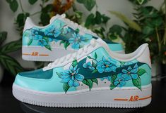 Custom sneaker nike air force one drops and flowers in turquoise and orange. - Shoes are included in the displayed price - New, authentic Nike Airforce 1 sneakers sent in their original box - 100% handmade work - Quality paint, resistant customs, waterproof and washable for everyday wear - Shipments as quickly as possible - A modification? Note it when validating your order. For more information, questions, requests; Do not hesitate to contact me. Email: customlyon@gmail.com Instagram: @customly Nike Flower Shoes, Custom Sneakers Nike, Painted Nikes, Nike Air Force 1 Custom, Custom Shoes Diy, Nike Air Force One, Painted Sneakers, Nike Airforce 1, Air Force One