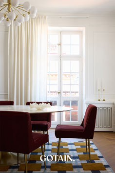 Ivory woven linen curtains in a stylish dining room with comfortable chairs in velvet burgundy. Sophisticated Dining Room, Elegant Backdrop, Ivory Curtains, Ett Hem, Room Setup, Linen Curtains, Diffused Light