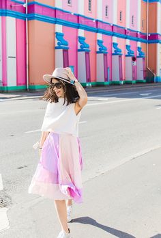 How to wear pastel pink: street style inspiration and outfit ideas from @stylecaster | @kisforkani blogger in pink pleated colorblock skirt, hat, white crop top How To Wear Makeup, Pink Pleated Skirt, Wedding Colors Purple, Top Street Style, Color Block Skirt, Crop Top Skirt, Street Style Inspiration