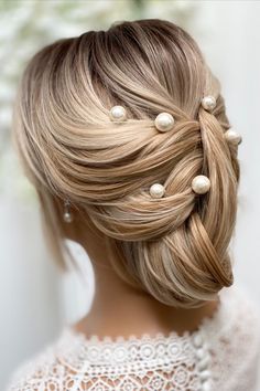 The ultimate in simple headpieces for the modern bride. This set of 6 wedding hair pins come in a mix of 12mm, 14mm and 16mm pearl sizes. Cluster together or dot singularly in a beautiful textured bridal updo for a stunning wedding hairstyle. Perfect for brides and bridesmaids alike. #bridalupdo #weddinghairstyle #weddinghairpins #weddingheadpiece Wedding Hair Down Pearl Pins, Bridal Updo With Pearl Pins, Wedding Hair Pearl Pins, Pearl Hairpins Wedding, Pearl Hair Pin Wedding, Bridal Hair Pins Pearl, Vintage Headpiece