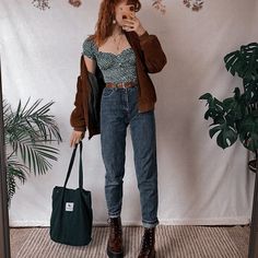 27 Aesthetic, Mathilda Mai, Jeans Wardrobe, Mom Jeans Outfit Summer, Instagram Mom, Mom Jeans Outfit, Stylish Socks, Grunge Vintage, Aesthetic Grunge