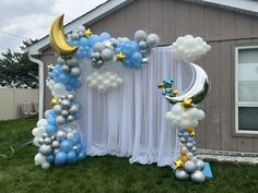 an arch made out of balloons with a crescent, stars and moon on the top