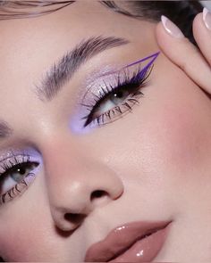 Delineado morado idea #delineado #eye #eyes #explore #makeupoftheday Cheer Makeup, Purple Eyeliner, Makeup Ojos, Glitter Water, Purple Eye Makeup, Cute Eye Makeup, Rave Makeup, Make Up Tools