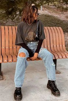 How to Wear Doc Martens? 20 Chic Outfit Ideas to Try How To Style Doc Martens, Doc Martens Outfit, Look Grunge, Trendy Fall Outfits, Outfit Trends, Tshirt Outfits, Doc Martens, Grunge Outfits, Concert Outfit