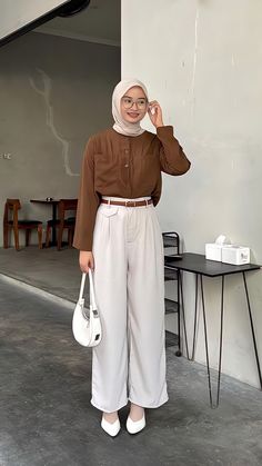 Ootd Earth Tone Hijab, Ied Mubarak Outfit, Feminim Style Outfit, Feminine Hijabi, Outfit Celana Kulot, Pap Tanktop, Outfit Earth Tones, Style Hijab Casual