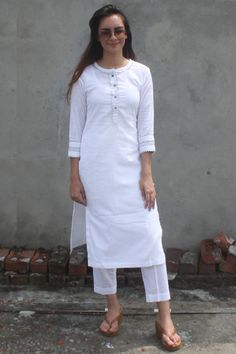 Linen Kurti, White Kurti, Indian Kurti Designs, Indian Designer Suits, Simple Kurta Designs, Simple Kurti Designs, Salwar Designs, Kurti Designs Latest, Long Kurti Designs