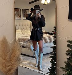 Tshirt Western Outfits, Cowboy Outfits For Women Cowgirls, Bar Outfits For Women, Stockyards Outfit, Nfr 2022, Stagecoach 2024, Cowgirl Party Outfit, Classy Cowgirl Outfits, Rodeo Outfits For Women