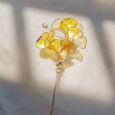 Handmade sakae gingko hairpin. Yellow transparent resin attached to a stick pin that makes your hair look romantic and unique. We have one made. Need pre-order if you want to order more Jewelry Mixed Metals, Asian Hair Accessories, Asian Hair Ornaments, Japanese Kanzashi, Water Goddess, Chinese Hairpin, Flower Tiara, Bridal Flower Crown, Interesting Jewelry