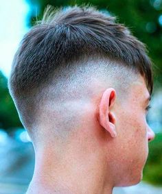 Modern men faded haircut ideas | Trendy hairstyle ideas | Easy hairstyle ideas Taper Fade Alto, Men Haircut Ideas, Long Crew Cut, Shape Haircut, Top Fade Haircut, Modern Mens Haircuts, Short Comb Over