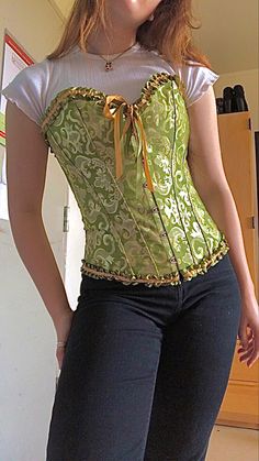 Corset Outfits, Corsets Vintage, Corset Outfit, 2000s Fashion, Fit Inspo, Body Skin, Body Skin Care, Fitness Inspo, Sleeveless Top