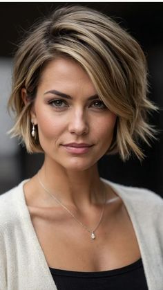 Trendy Mom Haircuts: 15 Ways to Rock the Low-Maintenance Look - pulsepathlife.com 90s Short Bob, Mom Haircut, Fresh Hairstyles, Mom Haircuts, Κούρεμα Bob, Curly Styles, Choppy Bob Haircuts, Choppy Bob Hairstyles, Chin Length Hair