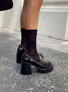 Shoes And Socks, Mode Shoes, Dr Shoes, Skandinavian Fashion, Black Shoe, Aesthetic Shoes, Black Sandals Heels, Leather Block Heels, Carrie Bradshaw