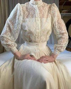 Vintage White Collared Shirt, Edwardian Inspired Wedding Dress, Vintage Wedding Shoes, Vestidos Vintage, Looks Vintage, Victorian Fashion, Modest Fashion, Classy Outfits