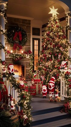 Christmas Inn, Christmas Porches, Traditional Christmas Decor, Welcoming Entryway, Christmas Colour Schemes, Christmas Stairs, Christmas Porch Decor Ideas, Artificial Christmas Wreaths