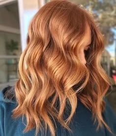 Golden Copper Hair: Your Ultimate Style Transformation Guide Natural Red Hair Medium Length, Copper Hair On Pale Women, Reverse Balayage Blonde To Copper, Cooper Bayalage, Blond Roux Hair, Hair Color Ideas For Pale Skin, Pelo Color Cobre, Redhead Haircut, Pelo Color Ceniza