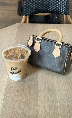 Lv Bag Aesthetic, Cafe New York, Cafe Aesthetic, Lv Bags, Bag Aesthetic, College Bags, Handbag Heaven