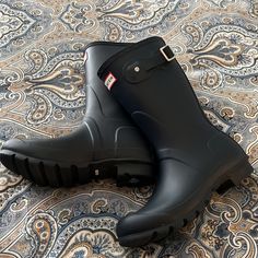 Womens Navy Hunter Short Rain Boots. Look Brand New. Worn A Few Times. No Marks Or Scrapes. Short Black Hunter Boots, Hunter Short Rain Boots, Hunter Short, Hunter Refined, Black Hunter Boots, Boots Look, Rain Boots Women, Short Rain Boots, Black Rain Boots