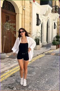 Malta Outfit Ideas, London Summer Outfit, Adidas Originals Outfit, Malta Europe, Sambas Adidas Women Outfit, Samba Adidas Outfit, Adidas Superstar Outfit, Samba Outfit Ideas, Europe Summer Outfits