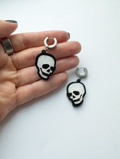 Adaptable to clip-on/screw back closure! Just write that in the comments when you shop and I'll fix for you! Earrings made of recycled plexiglass and pin in stainless steel in the shape of a skull. The skull is 28 x 22mm in two layers of plexiglass. A black one in the background and the skull has a white marble texture. Halloween Gothic, Skull Earrings, Marble Texture, White Gifts, Spooky Halloween, White Marble, Clip On, Jewelry Earrings Dangle, Skeleton