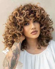 Curly Hair Cuts With Bangs, Curly Hairstyles 2023, Curly Cuts, Curly Cut, Permed Hair, Copper Balayage, Hair 2022, Layered Curly Hair, Cute Curly Hairstyles