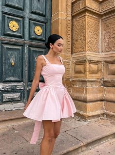 Presentamos nuestro lindo vestido rosa de fiesta con espalda abierta y lazo: ¡la combinación perfecta de ternura y elegancia! La espalda abierta agrega un toque divertido mientras que el lazo le da un toque sofisticado. El vestido perfecto para cualquier evento de fiesta.

 Detalles:

 Estilo de vestido: línea A

 Color: rosa

 Escote: Cuadrado

 Mangas: Sin mangas

 Estilo de espalda: Cremallera Mini Gown, Milk Maid, Hot Prom Dress, Dress Birthday, Birthday Outfits, Black Prom Dresses, Prom Dresses Lace, Gown Dress, Hoco Dresses