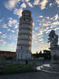 the leaning tower of pisa is shown in this photo