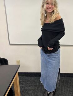 Australian Winter, T Shirt Outfits, Camila Morrone, Preppy Sweater, Denim Skirt Outfits, Long Denim Skirt, Sweater Outfit, Trendy Fall