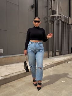 Plus Size Bar Outfit Night Going Out, Night Out Outfit Clubwear Jeans, Night Out Outfit Plus Size, Girls Night Dinner Outfit, Bar Outfit Night Winter, Bar Outfit Night Fall, Fall Party Outfit, Night Dinner Outfit, Girls Night Dinner