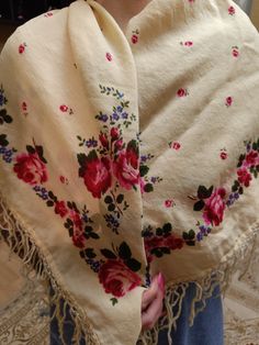 Excellent shawl in beige with red flowers. Vintage 1960s Size 92*89 cm Vintage Pink Shawl Scarf, Vintage Pink Shawl Scarves, Pink Vintage Shawl Scarf, Vintage Summer Scarves For Festivals, Vintage Scarves For Summer Festivals, Vintage Summer Festival Scarves, Vintage Scarf For Spring Festival, Vintage Shawl Scarf, Vintage One Size Scarf For Spring