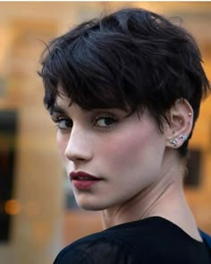 Wavy Pixie Cut, Choppy Pixie Cut, Curly Pixie Haircuts, Thick Hair Cuts, 얼굴 그리기, Short Straight Hair, Very Short Hair, Short Pixie Haircuts