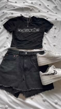 Cute Black Shorts Outfits, How To Style Black Denim Shorts, Black Denim Shorts Outfit Aesthetic, Summer Outfits With Black Shorts, Black Jean Shorts Outfit Summer Casual, Black Jean Shorts Outfit Summer, Cute Outfits With Black Shorts, How To Style Black Jean Shorts, What To Wear With Black Shorts