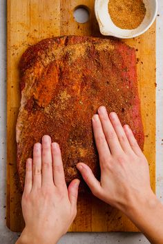 Coating beef brisket with spice mixture. Barbecue Beef Brisket, Beef Brisket Flat Recipes, Brisket Flat Recipes, Oven Baked Steak, Smoked Beef Brisket Recipes, Beef Roasts, Bacon Bbq Sauce