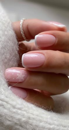 Christmas Subtle Nails, Christmas Gelish Nails, Neutral Christmas Nails, Holiday Nails Christmas, Milky Nails, Subtle Nails