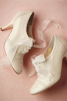 Lace Heels, Shoes Vintage, Retro Wedding, Moda Vintage, Crazy Shoes, Mode Vintage, Super Sweet, Vintage Shoes