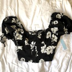 Nwt! Forever 21 Cropped Top With Puff Sleeves And Button Up Bodice Figure! It Doesn’t Fit Me As Well As I Had Hoped, But Very Cute And Trendy, Perfect For Summer! Im Always Open To Reasonable Offers! Forever 21 Black Floral Print Top, Top With Puff Sleeves, Future Wardrobe, Friendship Jewelry, Floral Crop Tops, Cropped Top, Floral Top, Forever 21 Tops, Cute Shirts