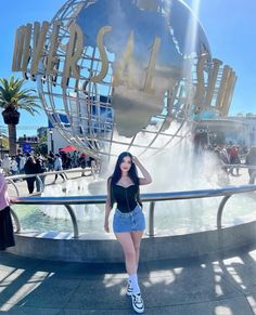 Universal Studios Orlando Poses, Universal Studios Pose Ideas, Universal Studios Outfit Ideas, Hollywood Studios Instagram Pictures, Disneyland Selfies Ideas, Disneyland Aesthetic Instagram, Universal Studios Outfit, Disney Poses