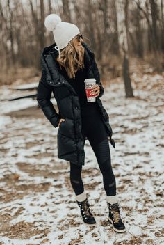 TRY This winter hot outfits collections. Enjoy walking with perfect winter snow boots. Portret Feminin, Winter Outfits Snow, Sweat Noir, Winter Mode Outfits, Trendy Winter Fashion, Black Snow Boots, Long Puffer Jacket, Winter Outfits Cold