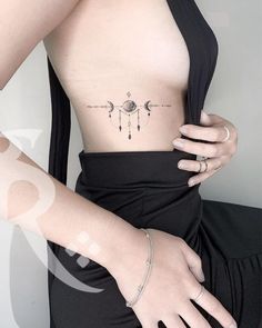 a woman's stomach with an arrow tattoo on her left side, and the words renn sampallo above it