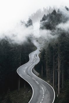 an image of a winding road with the words yolar uzun donee divor ben insala yyryor