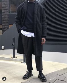 Black Overcoat Men Outfit, Paris Street Style Men, Mens Street Style Winter, Boots Men Outfit, Black Outfit Men, Overcoat Men, Mens Casual Outfits Summer, Dope Outfits For Guys, Men's Outfits