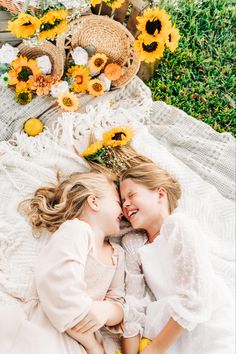 Picnic Family Photoshoot, Family Picnic Photoshoot, Moms Photoshoot, Floral Shoot, Sunflower Photos, Outdoor Photoshoot Inspiration, Picnic Photo Shoot, Picnic Photography, Family Photoshoot Ideas