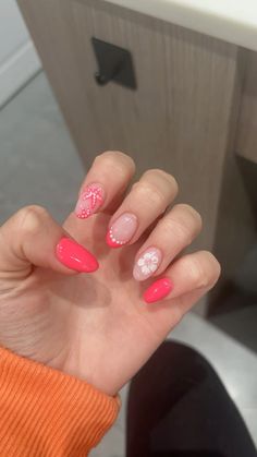 Vaction Nails! Cute Waterpark Nails, Cute Beach Nails Acrylic Simple, Simple Nail Art Round Nails, Simple Summer Nails Ideas, Easy Hawaiian Nail Designs, Spring Themed Nails Simple, Short Nail Inpos Ideas, Dip Nails Preppy, Cute Short Vacation Nails